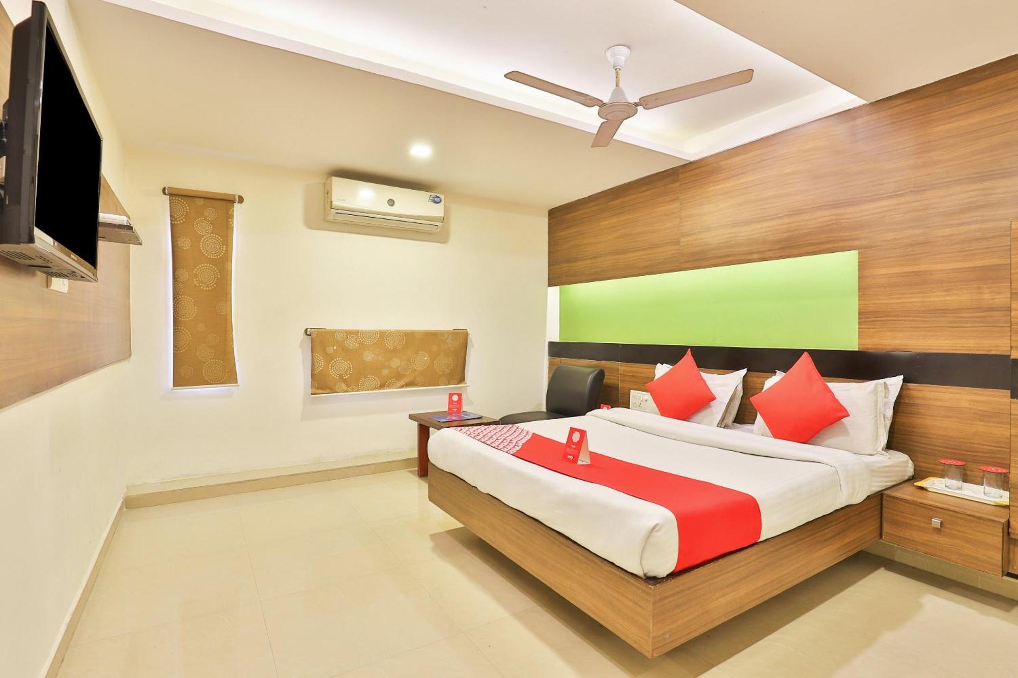 Super Hotel O Apollo Ахмедабад Экстерьер фото